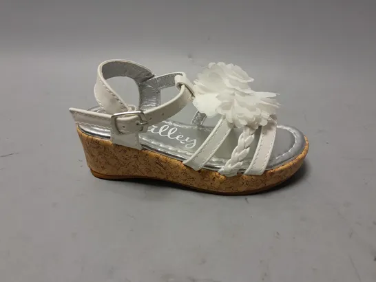 PAIR OF CHILDRENS SANDLES IN SIZE 8 