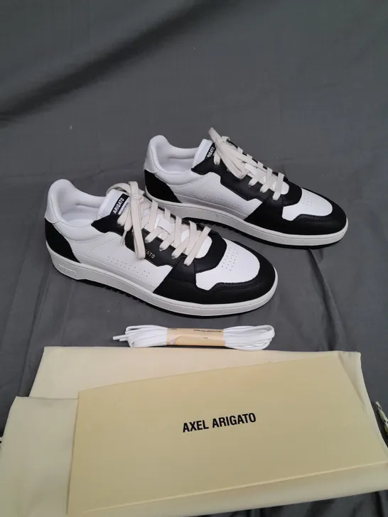 BOXED PAIR OF AXEL ARIGATO BLACK/WHITE DICO LO WITH ACCESSORIES SIZE 9