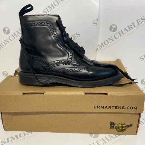 BOXED PAIR OF DR MARTENS BLACK BOOTS SIZE 6