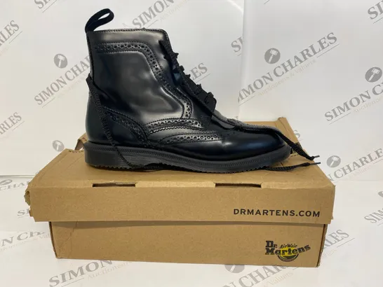 BOXED PAIR OF DR MARTENS BLACK BOOTS SIZE 6