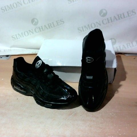 BOXED PAIR OF DESIGNER BLACK TRAINERS SIZE 43