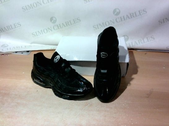 BOXED PAIR OF DESIGNER BLACK TRAINERS SIZE 43