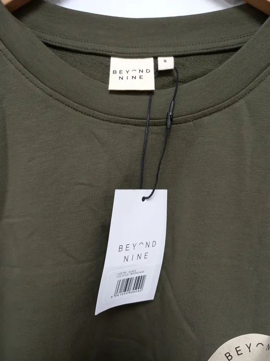 BEYOND NINE JUDE TEE IN OLIVE - SMALL