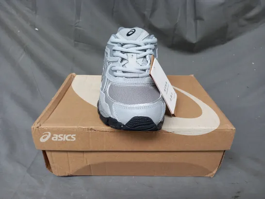 BOXED PAIR OF ASICS GEL-NYC SHOES IN GREY/SILVER UK SIZE 6