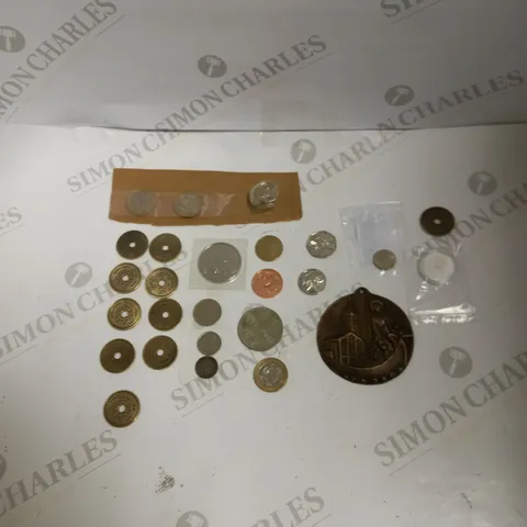 LOT TO CONTAIN APPROX. 32 COMMERATIVE, HISTORIC & COLLECTORS COINS. DESIGNS AND NATIONAL CURRENCIES VARY