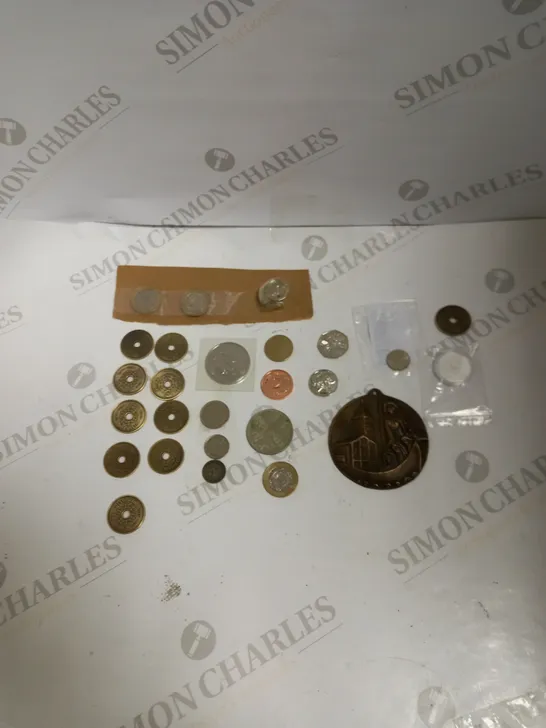 LOT TO CONTAIN APPROX. 32 COMMERATIVE, HISTORIC & COLLECTORS COINS. DESIGNS AND NATIONAL CURRENCIES VARY