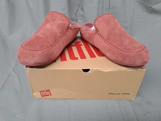 BOXED PAIR OF FITFLOP CHRISSIE II HAUS CROCHET-STITCH SHEARLING SLIPPERS IN CLAY UK SIZE 6