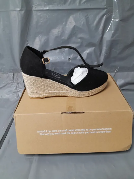 PAIR OF EXTRA WIDE CLOSED TOE WEDGE SHOES - BLACK - 5 RRP £25