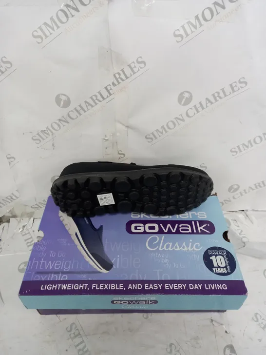 BOXED PAIR OF SKETCHERS GOWALK BLACK SIZE 7