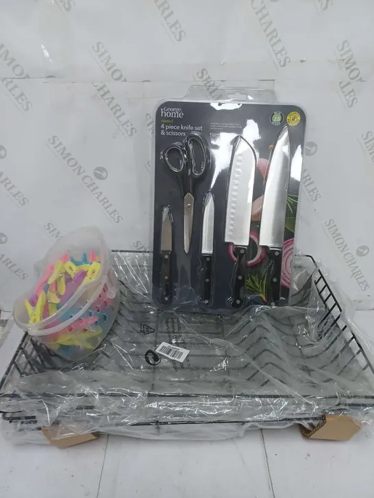 APPROXIMATELY 12 ASSORTED ITEMS TO INCLUDE 4 PIECE KNIFE SET & SCISSORS, CLOTHING PEGS, DRYING RACK, ETC - COLLECTION ONLY