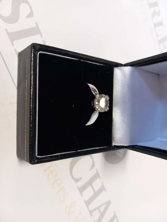 18CT WHITE GOLD SOLITAIRE RING SET WITH A NATURAL DIAMOND WEIGHING +1.08CT