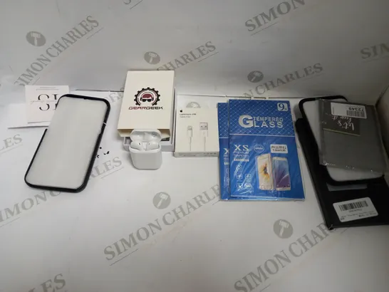 LOT OF APPROXIMATELY 20 ASSORTED PHONE ACCESSORIES AND ELECTRICALS TO INCLUDE GEAR GEEK WIRELESS EARBUDS, MULTIPLE DIFFERENT PHONE CASES FOR VARYING PHONE AND MODELS, LIGHTING TO USB CABLES, ETC