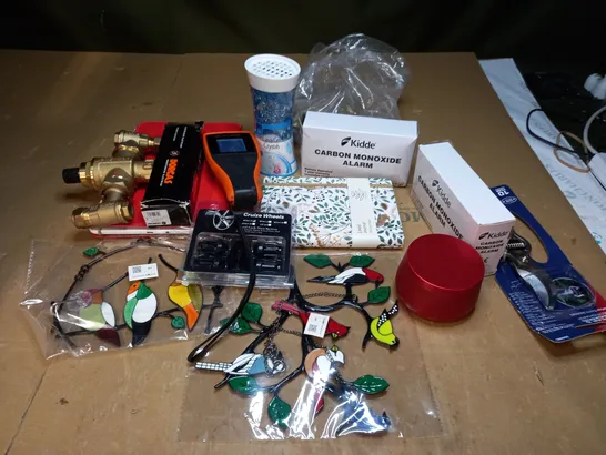 LOT OF APPROXIMATELY 30 ASSORTED ITEMS TO INCLUDE CARBON MONOXIDE ALARMS, ELCOMETER, CRUIZE WHEELS WHEEL LOCK NUTS SYSTEM, ETC