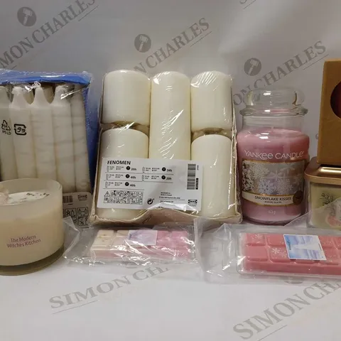 LOT OF APPROX 10 ASSORTED CANDLES TO INCLUDE YANKEE SNOWFLAKE KISSES CANDLE, YANKEE HOLIDAY GARLAND CANDLE, IKEA FENOMEN CANDLES. ETC 