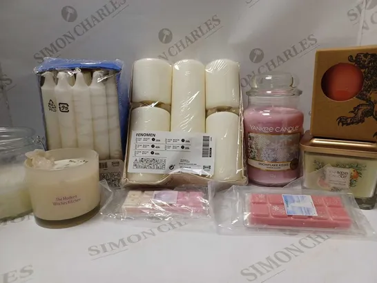 LOT OF APPROX 10 ASSORTED CANDLES TO INCLUDE YANKEE SNOWFLAKE KISSES CANDLE, YANKEE HOLIDAY GARLAND CANDLE, IKEA FENOMEN CANDLES. ETC 