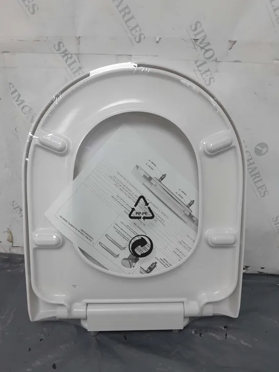 BOXED CASSELLIE RAPID FIX TOILET SEAT IN WHITE