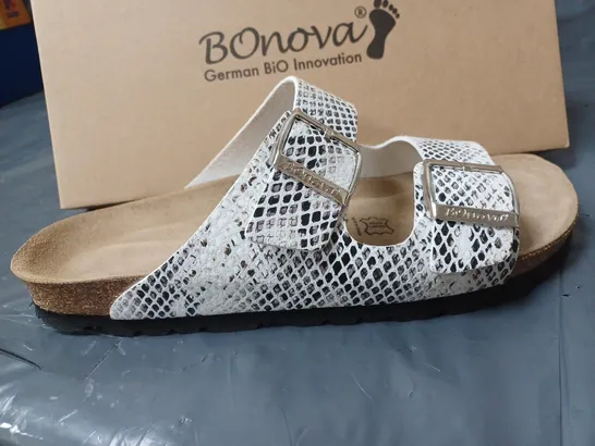 BOXED PAIR OF BONOVA SANDALS WHITE SNAKE SKIN PRINT DESIGN SIZE 6 UK