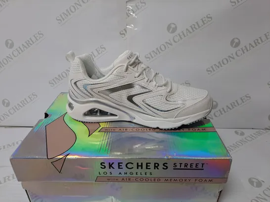 BOXED PAIR OF SKETCHERS LOS ANGELES STREET TRAINERS // SIZE: 6 UK