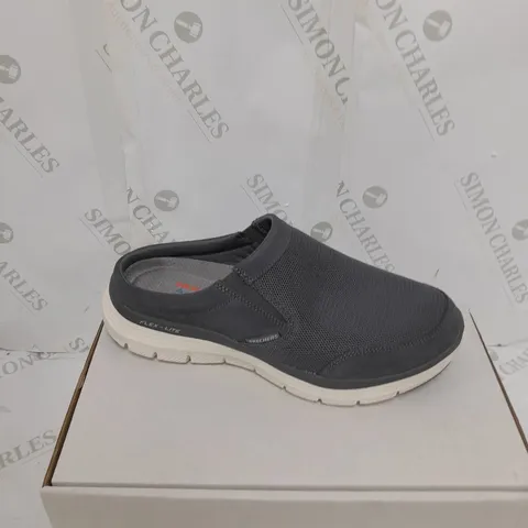 BOXED PAIR OF SKETCHERS SIZE 8 MENS CHARCOAL SLIP ON FLEX-LITE TRAINER