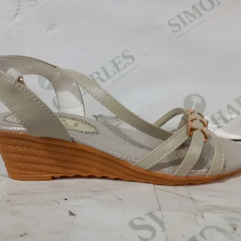 BOXED PAIR OF YANYUZU WEDGE SANDALS IN BEIGE EU SIZE 35