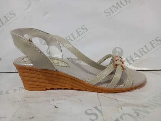 BOXED PAIR OF YANYUZU WEDGE SANDALS IN BEIGE EU SIZE 35