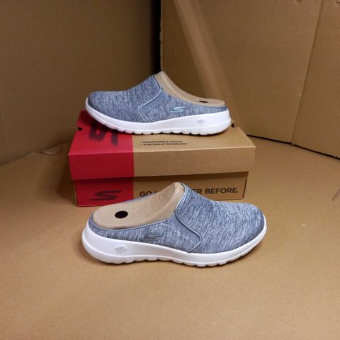 BOXED PAIR OF SKECHERS GREY BACKLESS TRAINERS - SIZE 10