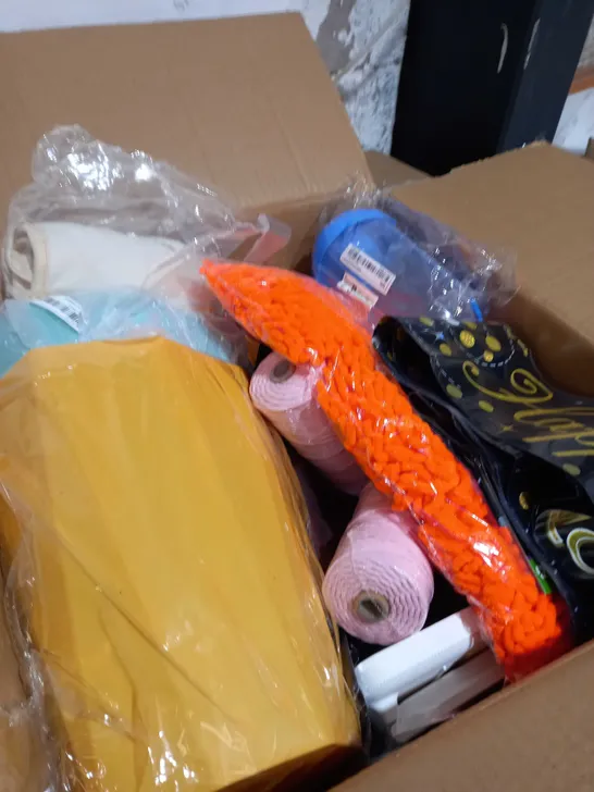 BOX OF APPROXIMATELY 10 ASSORTED ITEMS TO INCLUDE READING LIGHT, 18TH BANNER, MOP HEAD ETC