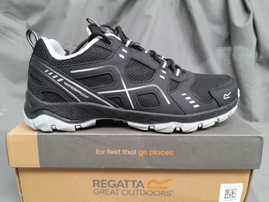 BOXED REGATTA LADY VENDEAVOUR WATERPROOF + BREATHABLE TRAINERS IN BLACK - WOMENS SIZE UK 7