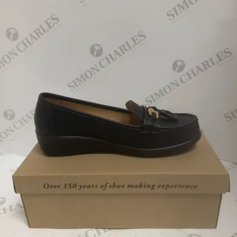 BOXED CUSHION WALK BLACK LOAFER - 6