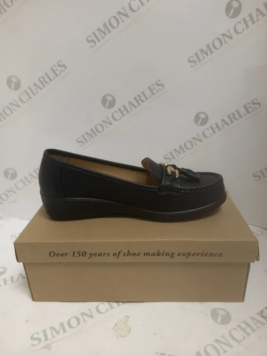 BOXED CUSHION WALK BLACK LOAFER - 6