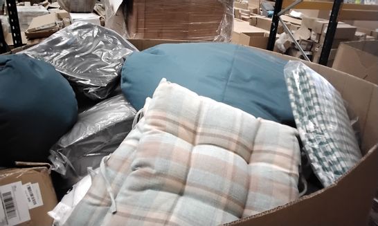 PALLET OF ASSORTED ITEMS INCLUDING MEMORY FOAM SEAT CUSHION, BLUE BEANBAG, SOFT FABRIC SEAT CUSHIONS, DOWN FEATHER DUVET, SEAT CUSHION