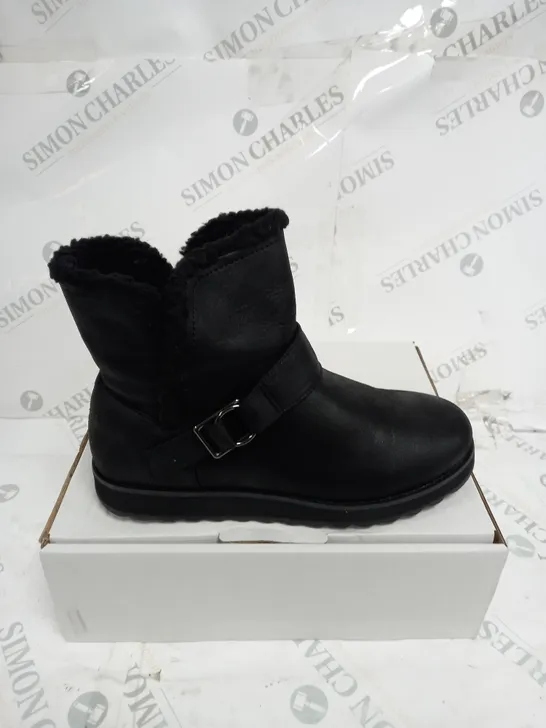 SKECHERS CABIN FEEL BOOTS SIZE 5