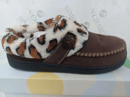 BOXED EARTH SLIPPERS IN DARK BROWN CHEETAH - SIZE 6