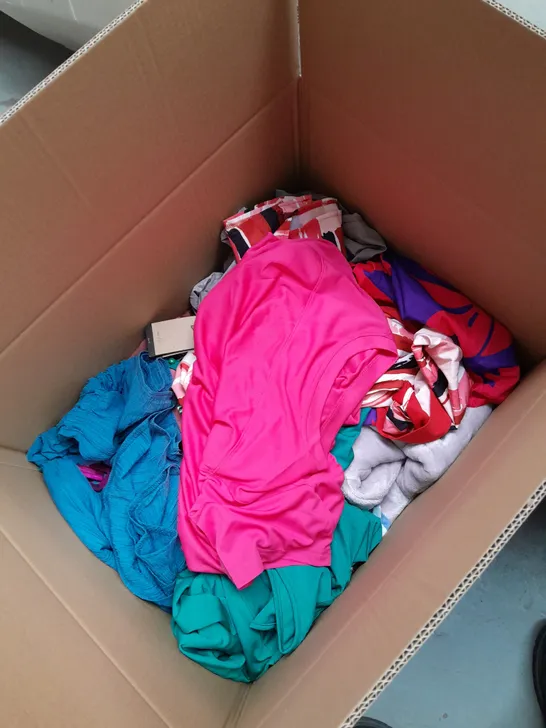 BOX OF APPROX 15 X ASSORTED ITEMS OF CLOTHING TO INCLUDE: JEANS, SHIRTS, DRESSES