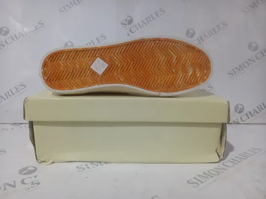 BOXED PAIR OF GANT ZANARA SHOES IN OFF WHITE EU SIZE 40