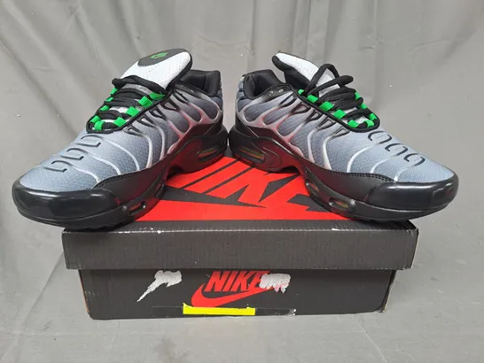 BOXED PAIR OF NIKE AIR SHOES IN GREY/GREEN UK SIZE 8.5