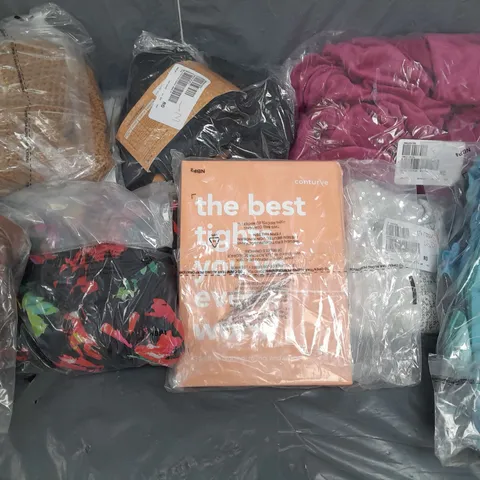 BOX OF APPROXIMATELY 15 ASSORTED CLOTHING ITEMS IN VARIOUS STYLES, COLOURS AND SIZES TO INCLUDE TOP, TIGHTS, PYJAMAS ETC