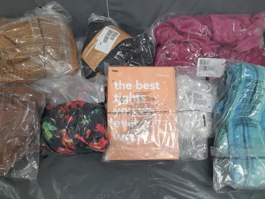 BOX OF APPROXIMATELY 15 ASSORTED CLOTHING ITEMS IN VARIOUS STYLES, COLOURS AND SIZES TO INCLUDE TOP, TIGHTS, PYJAMAS ETC