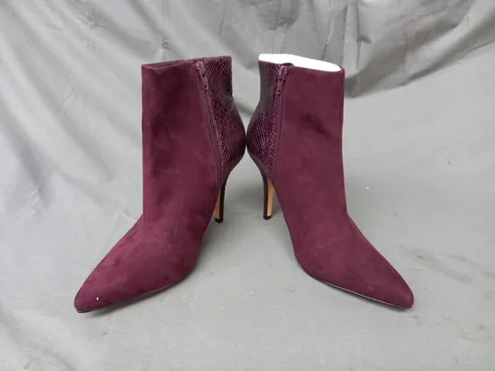 BOXED PAIR OF NINE WEST FLAGSHIP SYNTHETIC ANKLE BOOTS IN WINE UK SIZE 8