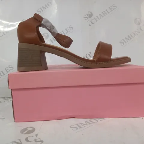 BOXED PAIR OF STEPHAN OPEN TOE LOW BLOCK HEEL SANDALS IN CAMEL EU SIZE 38