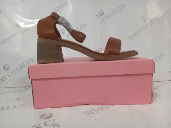 BOXED PAIR OF STEPHAN OPEN TOE LOW BLOCK HEEL SANDALS IN CAMEL EU SIZE 38