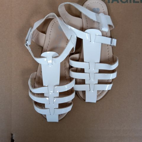 PAIR BAGGED KID'S WHITE PATENT SANDALS UK CHILD SIZE 9