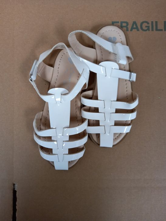 PAIR BAGGED KID'S WHITE PATENT SANDALS UK CHILD SIZE 9