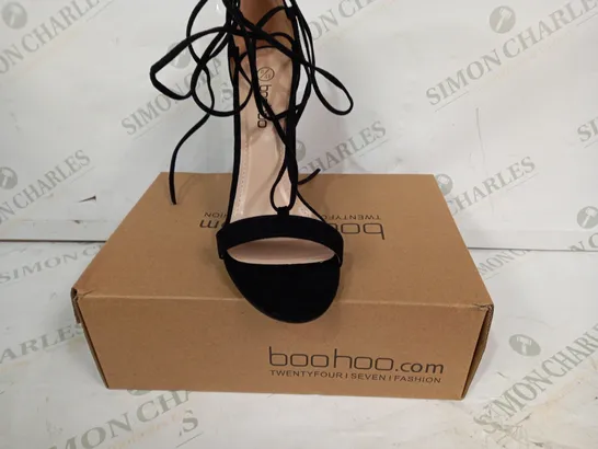 BOXED PAIR OF BOOHOO WRAP UP STRAPPY BLOCK HEELS IN BLACK SIZE 8