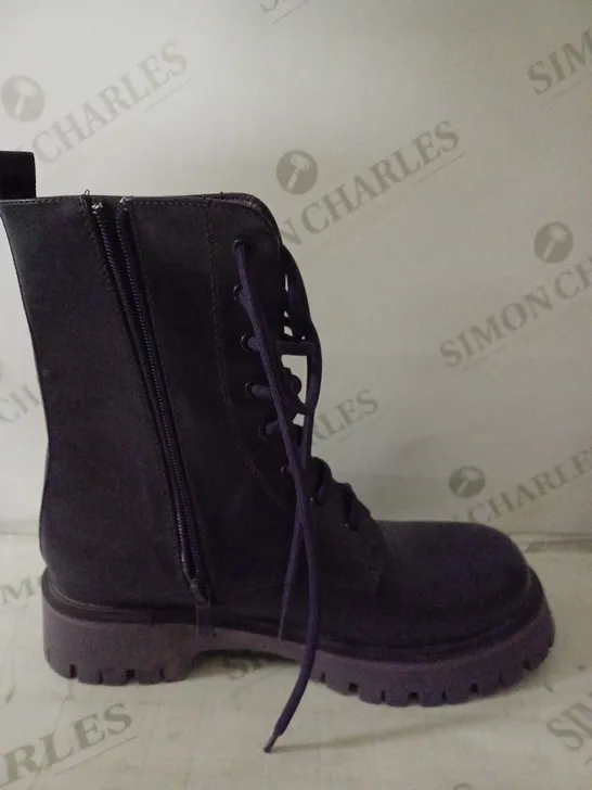 PAIR OF KOI WOMEN'S PLATFORM BOOTS PURPLE SIZE 6 