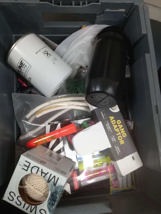 BOX OF APPROXIMATELY 15 ASSORTED ITEMS TO INCLUDE - FACE PAINT, GANG ADAPTOR, WATER BOTTLE ETC