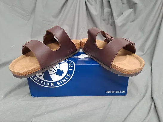 BOXED PAIR OF BIRKENSTOCKS ARIZONA SANDALS IN BROWN SIZE 9