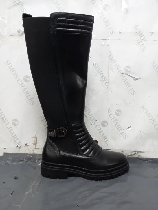 BOXED PAIR OF MODA IN PELLE QUILTED FRTONT KNEE-HIGH BOOTS IN BLACK SIZE 7