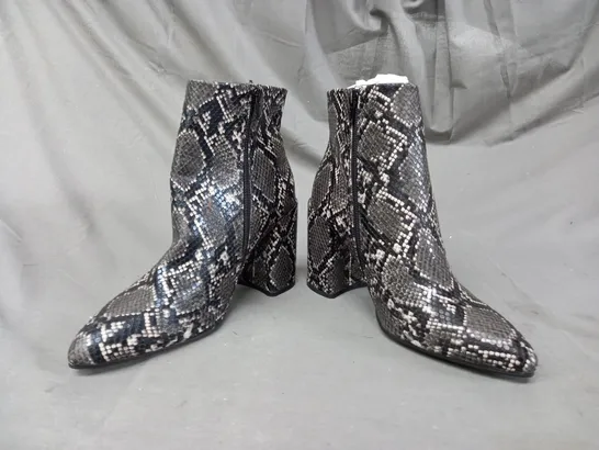 BOXED PAIR OF STEVE MADDEN ANKLE BOOTS IN GREY/OTHER SNAKE EU SIZE 41