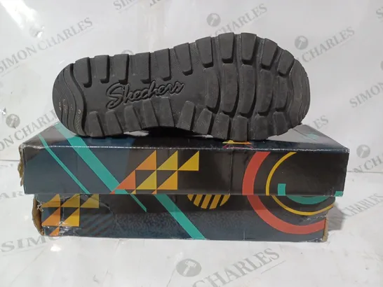 boxed PAIR OF SKETCHERS PARTY SANDAL IN BLACK SIZE 6